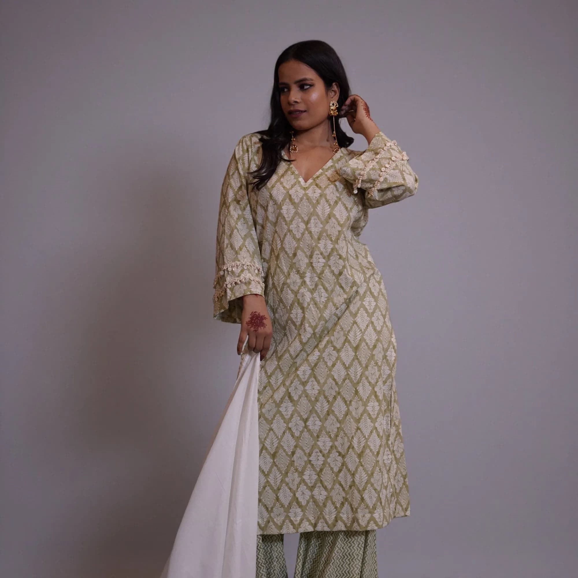 Cream and gold geometric patterned suit with white dupatta 7